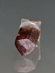 Turmalín var. rubelit
