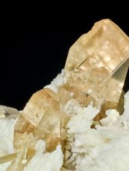 Topaz, muskovit, živec, křemen