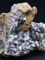 Pyrhotin, galenit, chalkopyrit