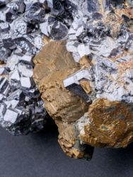 Pyrhotin, galenit, chalkopyrit