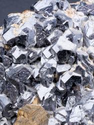 Pyrhotin, galenit, chalkopyrit