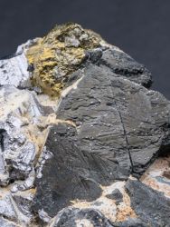 Pyrhotin, galenit, chalkopyrit