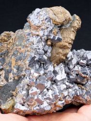 Pyrhotin, galenit, chalkopyrit