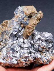 Pyrhotin, galenit, chalkopyrit