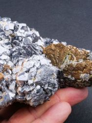 Pyrhotin, galenit, chalkopyrit